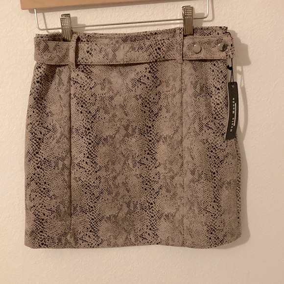 Haute Monde Size M Snake Skin Print Mini Skirt With A Belt & Concealed Zipper.